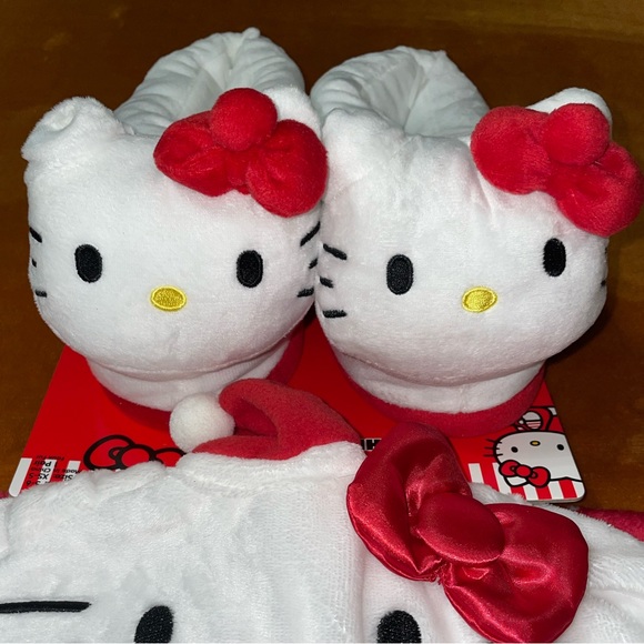 Holiday SALE 🎁 24HR DROP ⬇️ Hello Kitty Plush Slippers - Picture 2 of 5